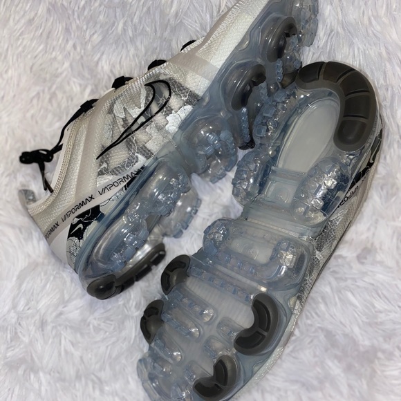 Women’s size 12 Vapormax 2019 - Picture 3 of 8